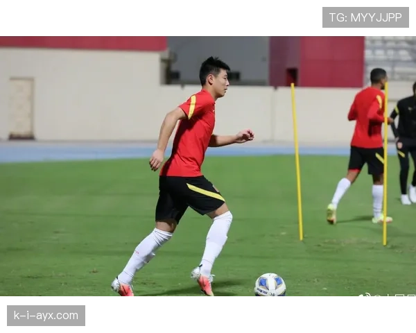 武磊这训练完直接啃鸡腿的画面，谁还记得他年薪多少来着？